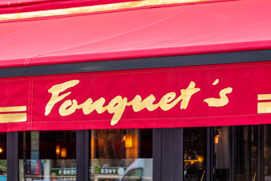 Paris, France - 27 juillet 2026: Enseigne et logo &eacute;crits sur l'auvent rouge du Fouquet's. Le Fouquet's est un c&eacute;l&egrave;bre restaurant situ&eacute; avenue des Champs-&Eacute;lys&eacute;es &agrave; Paris