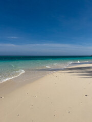 Fototapeta premium Tropical Beach with Turquoise Water and Blue Sky