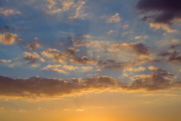 Obraz premium A dramatic sunset sky over the beach.
