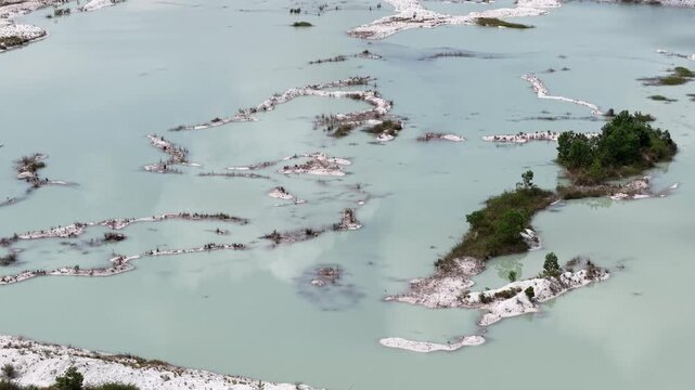Kaolin Lake is an artificial lake formed from a former kaolin mining area. This lake is famous for its turquoise blue water which contrasts sharply with the white soil deposits around it.