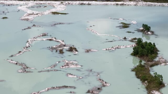 Kaolin Lake is an artificial lake formed from a former kaolin mining area. This lake is famous for its turquoise blue water which contrasts sharply with the white soil deposits around it.