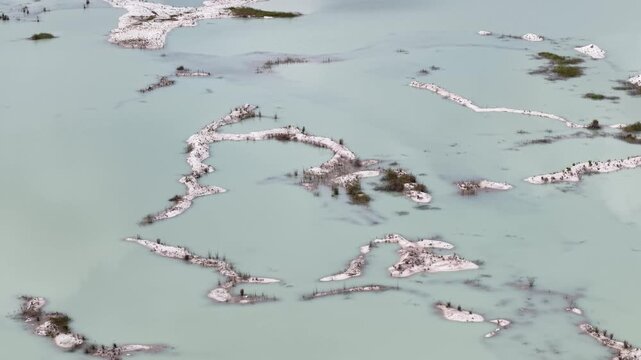 Kaolin Lake is an artificial lake formed from a former kaolin mining area. This lake is famous for its turquoise blue water which contrasts sharply with the white soil deposits around it.