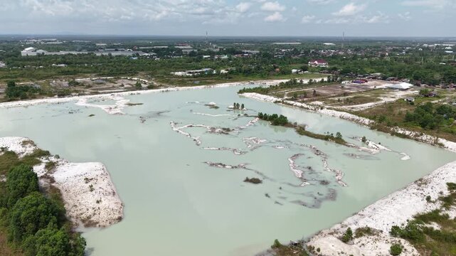 Kaolin Lake is an artificial lake formed from a former kaolin mining area. This lake is famous for its turquoise blue water which contrasts sharply with the white soil deposits around it.