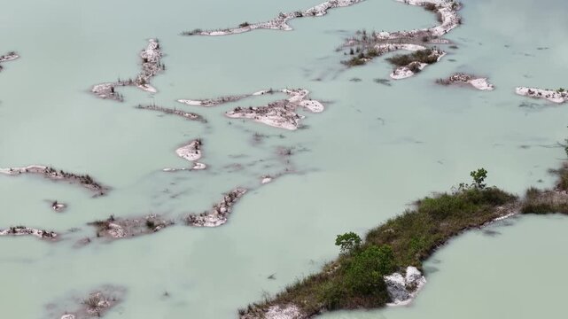 Kaolin Lake is an artificial lake formed from a former kaolin mining area. This lake is famous for its turquoise blue water which contrasts sharply with the white soil deposits around it.