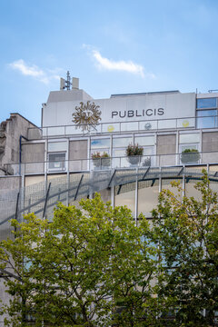 Paris, France - 27 juillet 2026: Enseigne et logo sur le si&egrave;ge social de Publicis, avenue des Champs-Elys&eacute;es &agrave; Paris. Publicis Groupe est une entreprise multinationale fran&ccedil;aise de communication