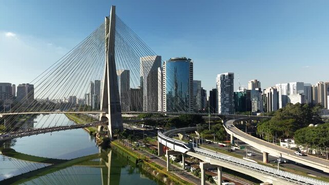 Monorail along Marginal Pinheiros highlights the modern side of S&atilde;o Paulo, connecting urban mobility, transport infrastructure and the dynamic landscape of Brazil&rsquo;s largest metropolis