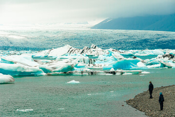 Floating icebergs in Jökulsárlón Glacier Lagoon Iceland with Vatnajökull glacier turquoise waters and breathtaking Arctic landscape © PálmiG