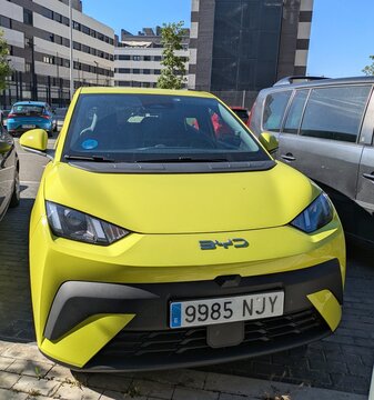 Vista frontal de un autom&oacute;vil urbano compacto el&eacute;ctrico BYD Dolphin Surf aparcado en una calle de Madrid, Espa&ntilde;a, 26 de mayo de 2026