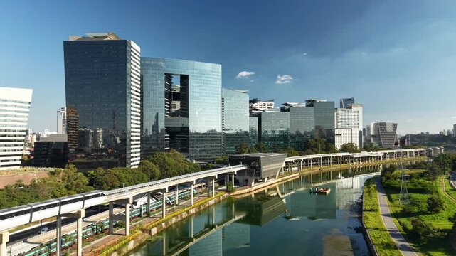Monorail along Marginal Pinheiros highlights the modern side of S&atilde;o Paulo, connecting urban mobility, transport infrastructure and the dynamic landscape of Brazil&rsquo;s largest metropolis
