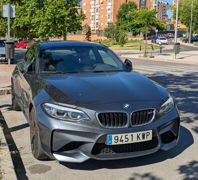 Vista frontal de un autom&oacute;vil BMW Serie 2 Coup&eacute; aparcado en una calle de Madrid, Espa&ntilde;a, 26 de mayo de 2026