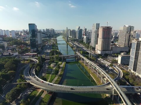 Timelapse of Morumbi Bridge and Marginal Pinheiros over the Pinheiros River in S&atilde;o Paulo, highlighting traffic flow, urban mobility and the illuminated landscape of one of Brazil&rsquo;s largest metropolis
