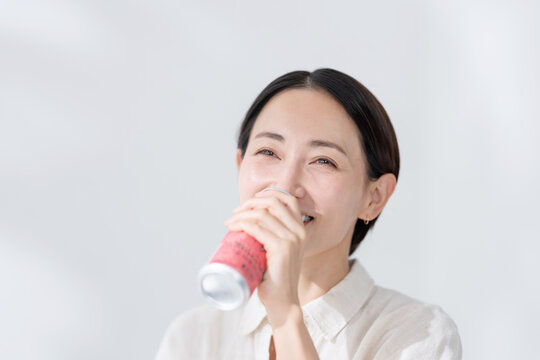 エナジードリンクを飲む女性