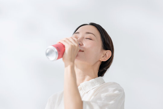 エナジードリンクを飲む女性