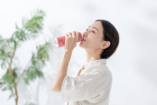 エナジードリンクを飲む女性