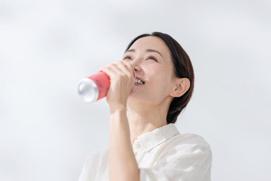 エナジードリンクを飲む女性