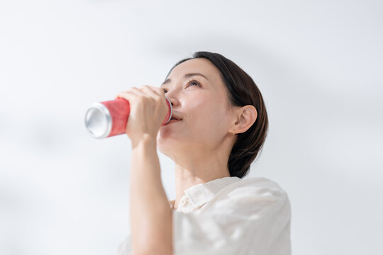エナジードリンクを飲む女性