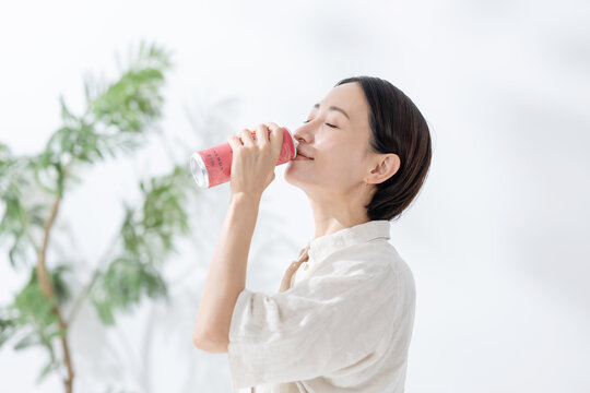 エナジードリンクを飲む女性
