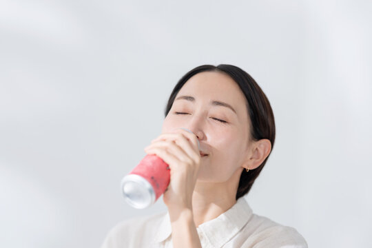 エナジードリンクを飲む女性