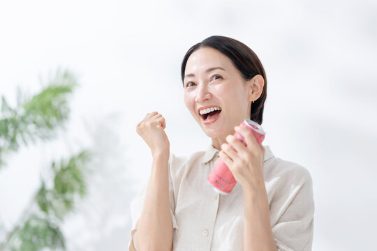 エナジードリンクを飲む女性