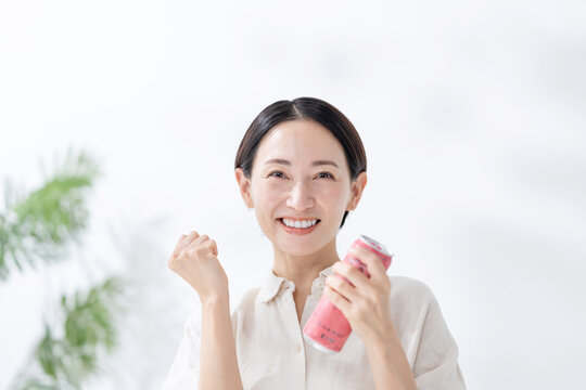 エナジードリンクを飲む女性