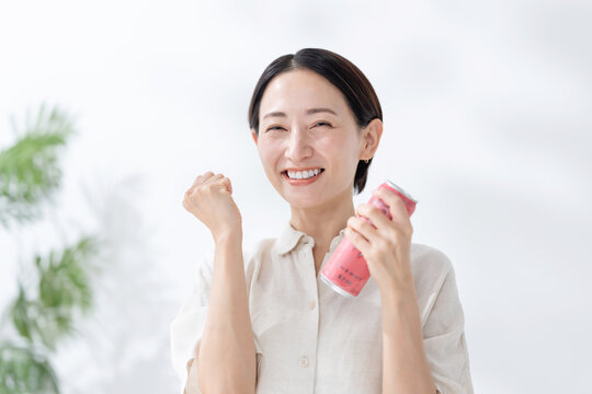 エナジードリンクを飲む女性