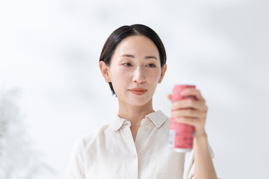 エナジードリンクを飲む女性