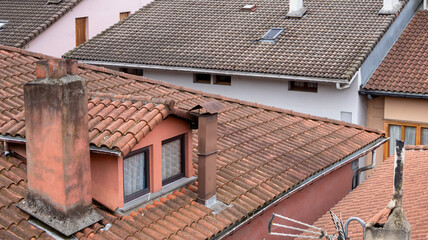 Obraz premium Tejado con chimenea y buhardilla