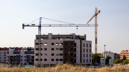 Naklejka premium Grúas junto a edificio en construcción en Burgos, España