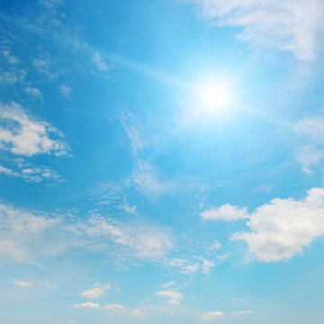Scenic Daytime Sky Featuring a Bright Sun and Natural Clouds