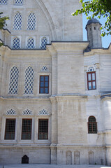 Obraz premium This image shows in detail the facade and exterior stone walls of the Nuruosmaniye Mosque, an 18th-century Ottoman mosque located in the Çemberlitaş neighborhood of the Fatih district of Istanbul, .