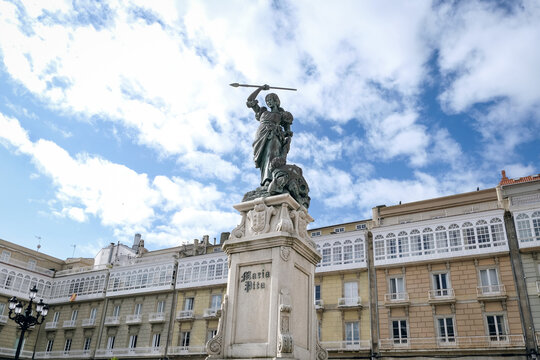Die martialische Statue der Volksheldin Maria Pita auf dem nach ihr benannten Rathausplatz von A Coru&ntilde;a, einer Stadt in Galizien, einem touristischen Geheimtipp in Nordwestspanien