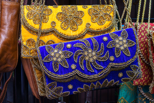 Bestickte Abendclutches in Gelb und Blau auf Stra&szlig;enmarkt