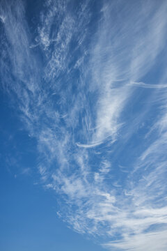 Cyrruswolken vor blauem Himmel