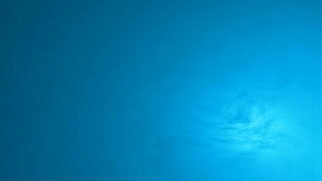 淡い光が広がる青系の抽象的な背景イメージ