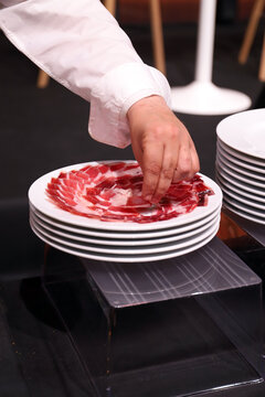 maestro jamonero emplatando una raci&oacute;n de jam&oacute;n ib&eacute;rico