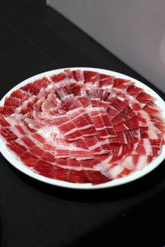 plato de jam&oacute;n ib&eacute;rico en lonchas