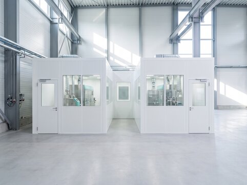 Modular pharmaceutical manufacturing suite in industrial hall