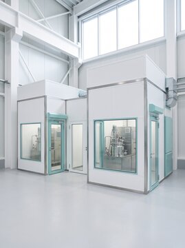 Modular pharmaceutical manufacturing suite in industrial hall
