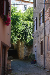 Obraz premium Traditional architecture in the cosy Mediterranean street in Pula, Croatia.