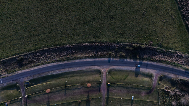 Vista cenital con drone de caminos y carretera sobre paisaje rural con camiones