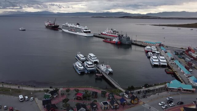 ushuaia ciudad Patagonia argentina barco mar paisajes fin del mundo