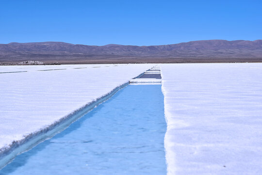 salinas grandes explotacion litio salta argentina celeste blanco monta&ntilde;a