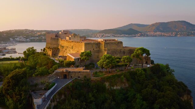 Riprese aeree del Castello Aragonese di Baia, imponente fortezza sul mare a Bacoli, Campi Flegrei, Campania