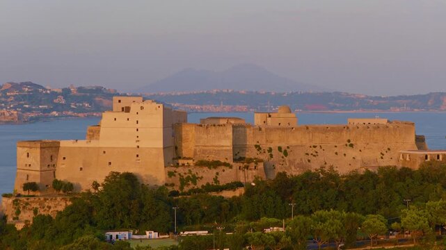 Spettacolare volo in drone sul Castello Aragonese di Baia, con il vulcano Vesuvio alle spalle