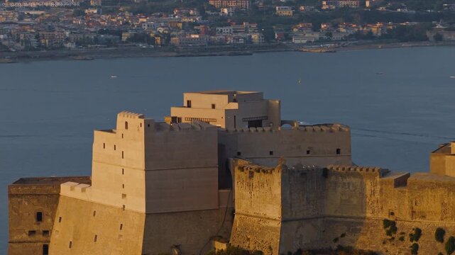 Paesaggio costiero dei Campi Flegrei: dronata sul Castello di Baia e sul mare azzurro del Golfo di Napoli.
