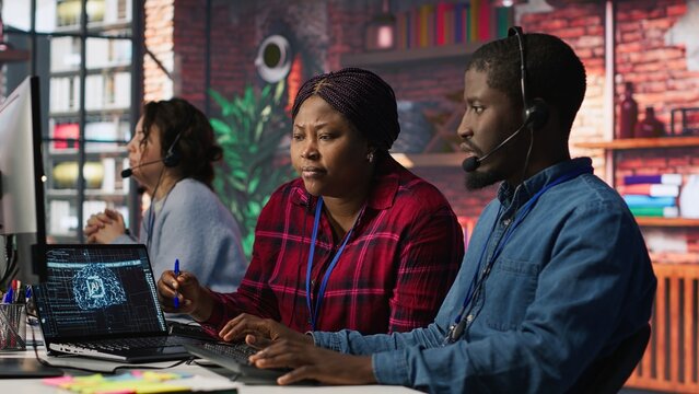 Call center manager teaches an intern how to use artificial intelligence to improve customer interactions and generate support responses.