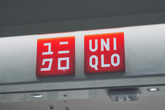 ユニクロ店舗のロゴ