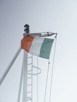 bandera de Irlanda en el mastil