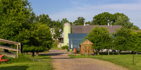 Obraz premium Rural farm with green silo and outbuildings
