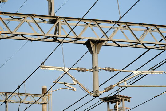 Railway catenary system delivering electric power for transport